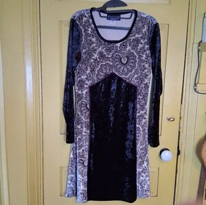 The Pyramid Collection Black and Cream Long Sleeve Crushed Velvet Pullover Dress